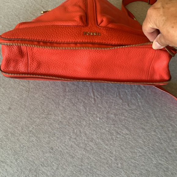 Fossil, leather crossbody bag with brass hardware. - Picture 8 of 10